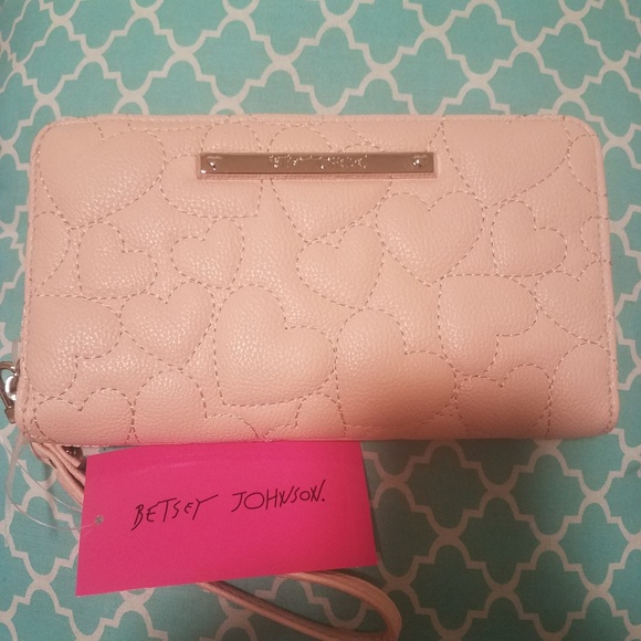 Betsey Johnson Handbags - NWT Betsey Johnson Quilted Heart Wristlet Wallet